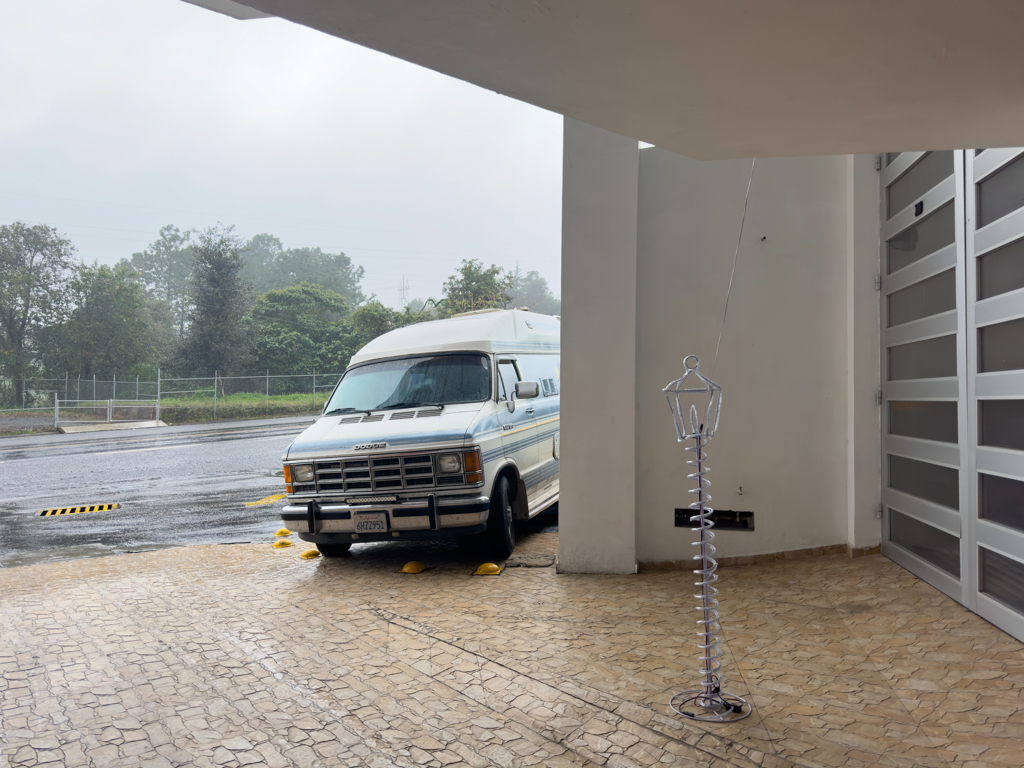 Martha steht schief in der Garageneinfahrt zu unserem Hotel in Huauchinango