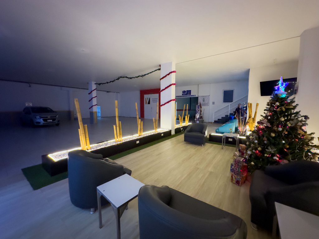 Beides in Einem: Hotellobby und Tiefgarage in unserem Hotel in Huauchinango