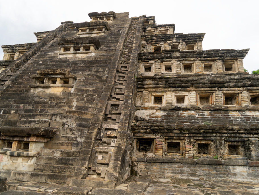 Die eindrucksvolle "Nischen oder Fenster Pyramide" Für jeden Tag im Jahr eine Nische