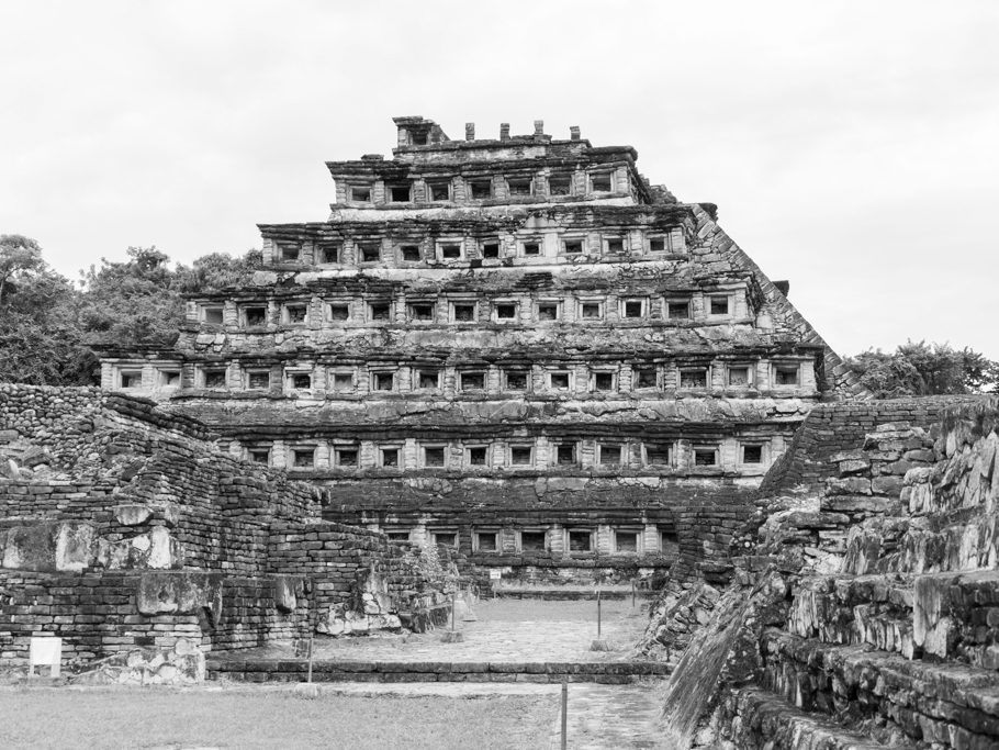 Die eindrucksvolle "Nischen oder Fenster Pyramide" Für jeden Tag im Jahr eine Nische