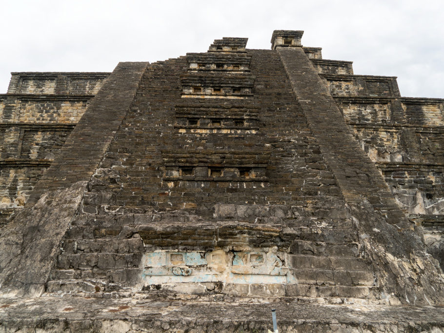 Grosse Pyramiden Ruine in El Tajin mit 5 Opferaltären in der Mitte