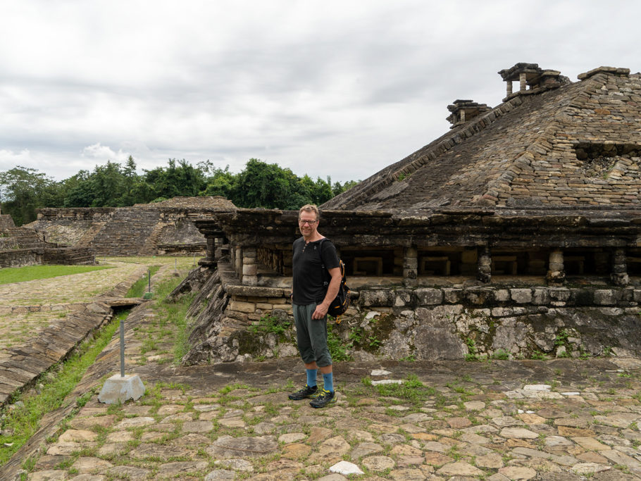 Jo Posiert vor einer kleineren Pyramide mit 2 Altären auf der Spitze