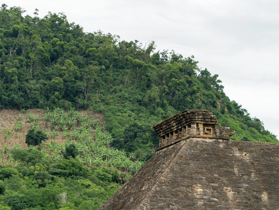 Detailansicht einer kleineren Pyramide mit 2 Altären auf der Spitze