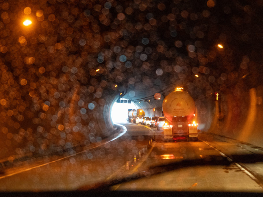 Slow Motion Tunnelfahrt während der regenreiche Fahrt zu unserem Hotel in Huauchinango