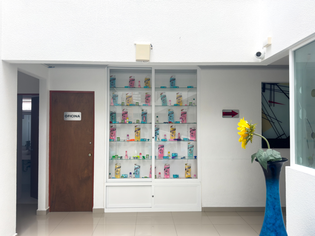 Ausstellungsvitrine in unserem Hotel in Huauchinango