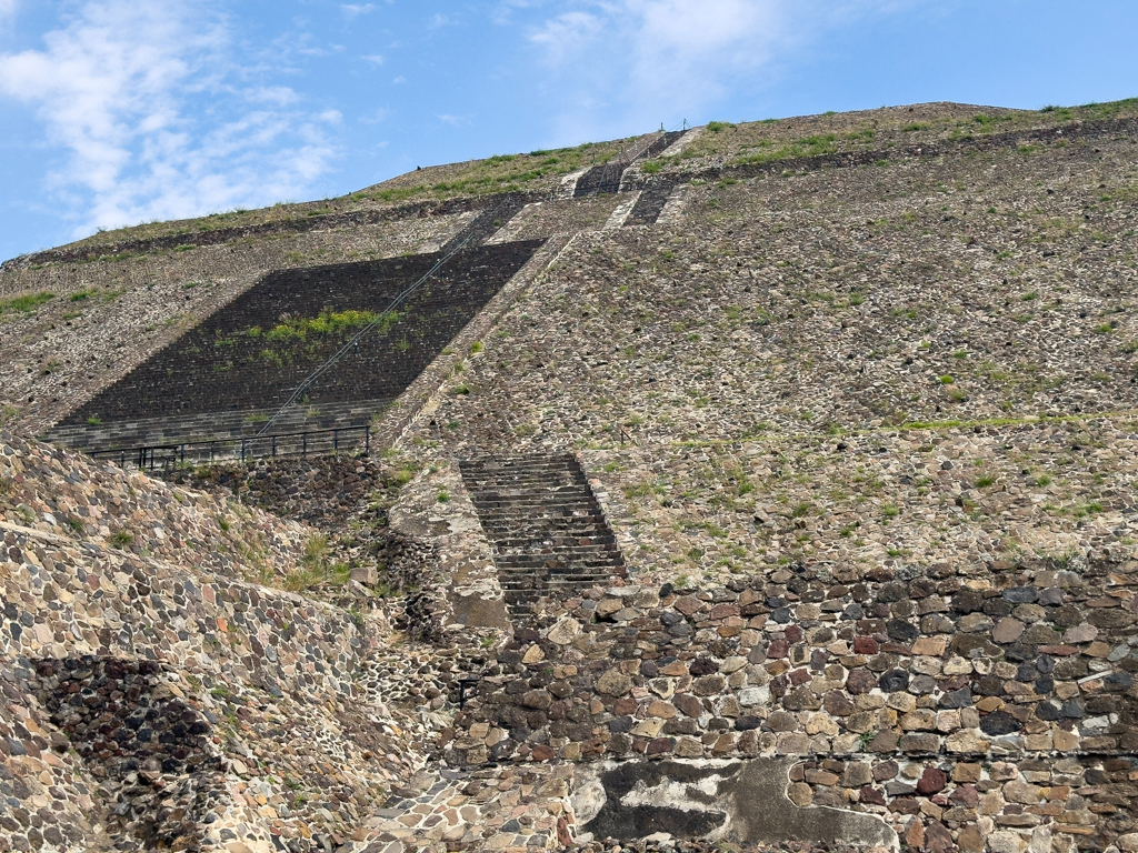 die grosse Sonnenpyramide in der Pyramidenlanlage von Teotihuacan.