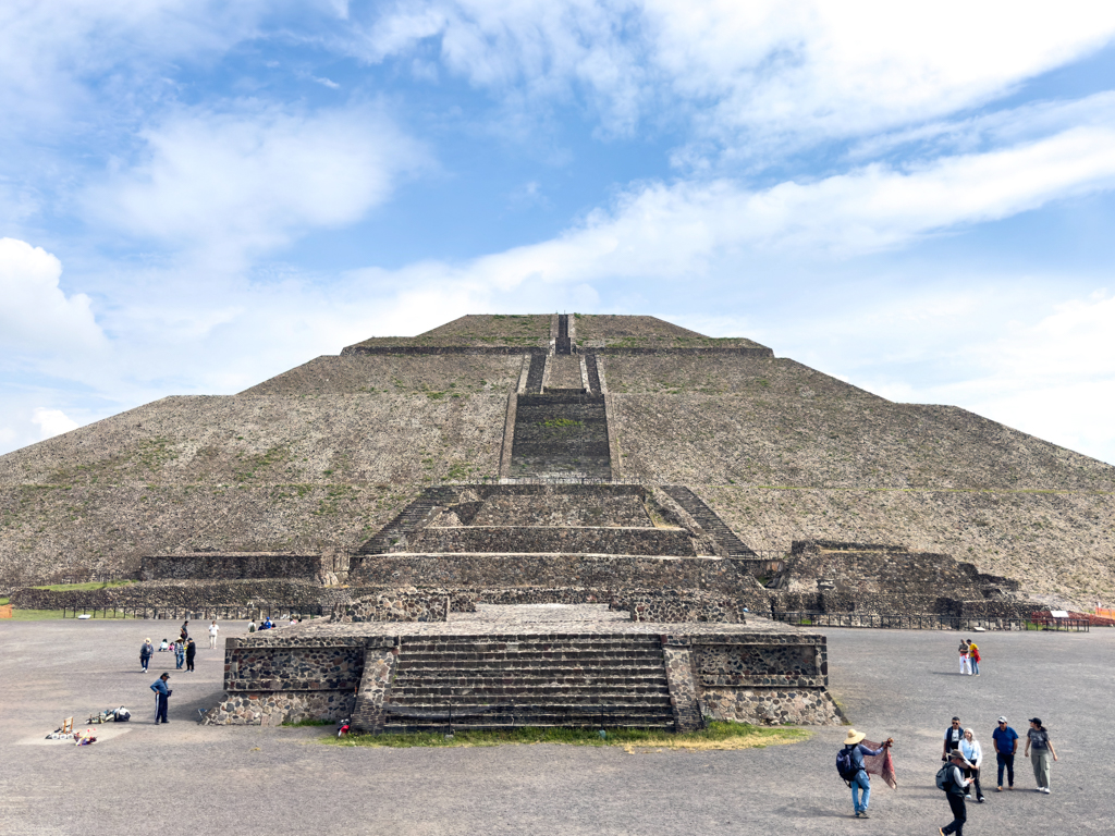 die grosse Sonnenpyramide in der Pyramidenlanlage von Teotihuacan.