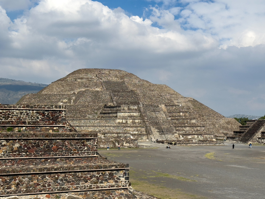 Mondpyramide in der Tempelanlage von Teotihuacan.