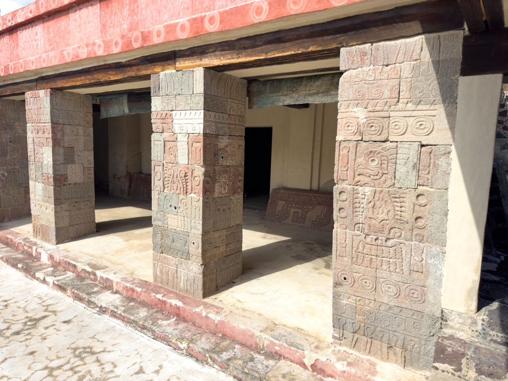 Behauene Steinquarder als Säulen in der Tempelanlage von Teotihuacan.