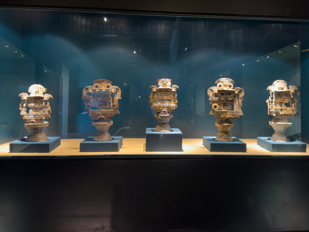 Ausstellungsstücke im Museum der Pyramidenanlage von Teotihuacan