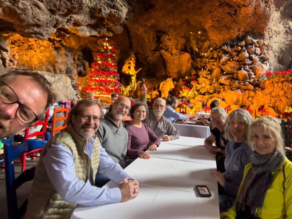 Hinten links: Raffa unser Guide wahrend unserer Tour durch die Ruinen von den Pyramiden von Teotihuacán