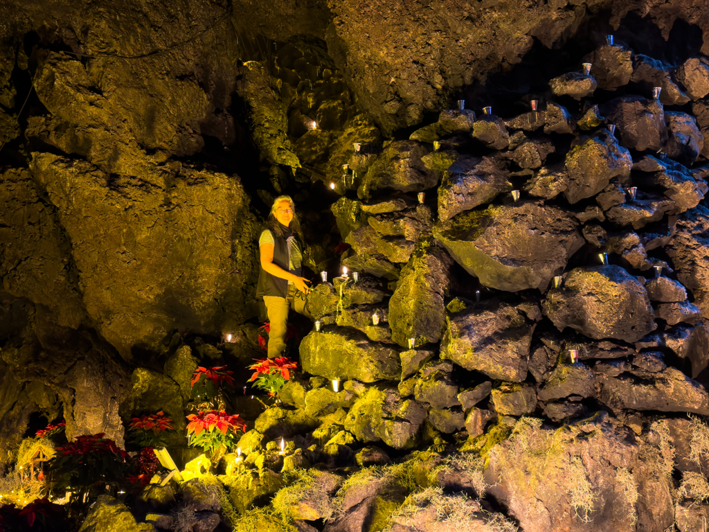 Nach dem Znacht: Ma stellt eine Gedenkkerze in der La Gruta Grotte auf