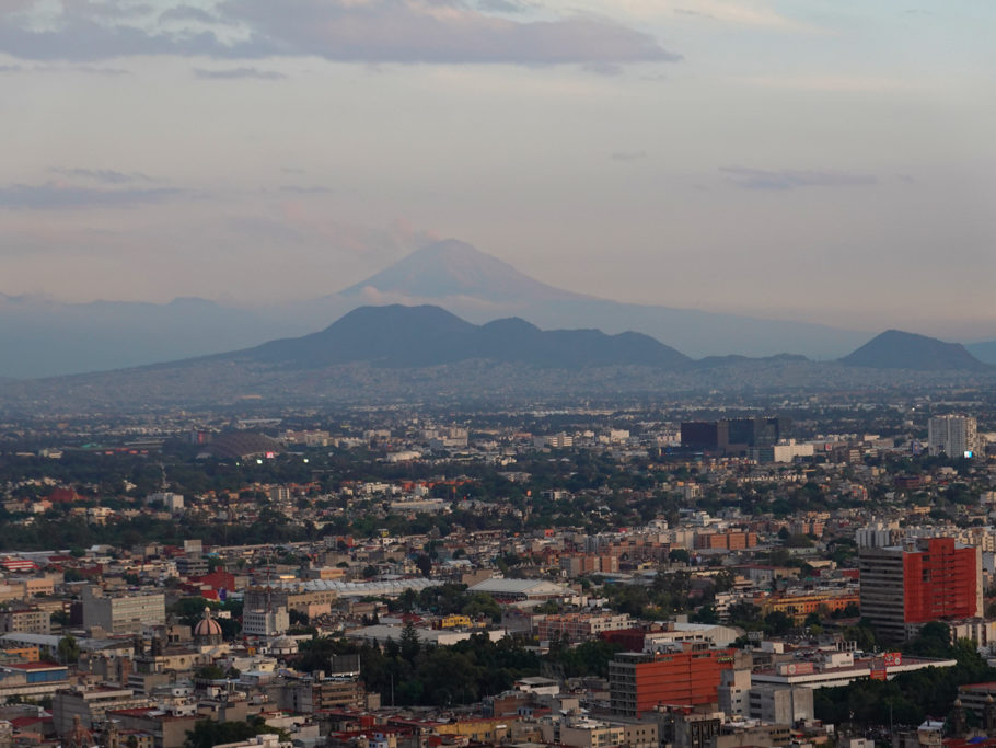 Blick auf den Popopcatepetl vom Torre Latinoamericana über CDMX