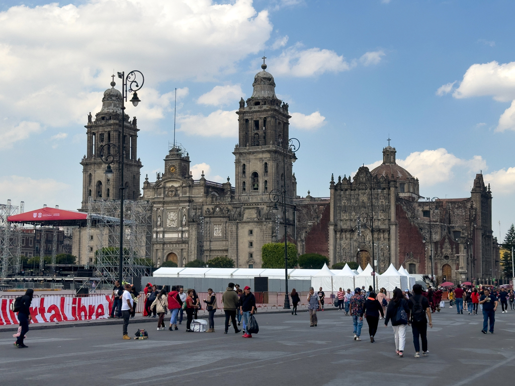 vor der grossen Kathedrale in CDMX