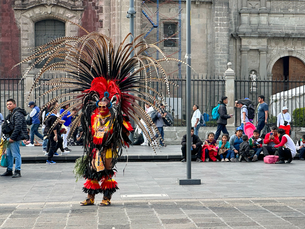 Schamane am Zocalo bei der grossen Kathedrale in CDMX