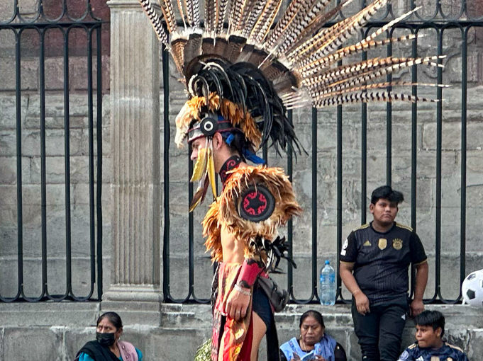 Profil eines Schamanen am Zocalo bei der grossen Kathedrale in CDMX