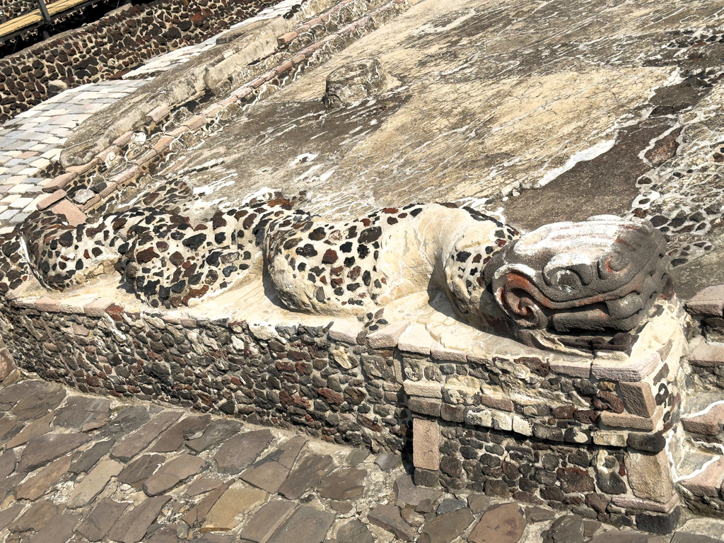 historische Schlangenskulptur einer Ausgrabung im Herzen von CDMX