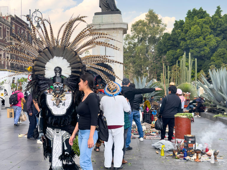 Schamane am Zocalo vor der grossen Kathedrale in CDMX