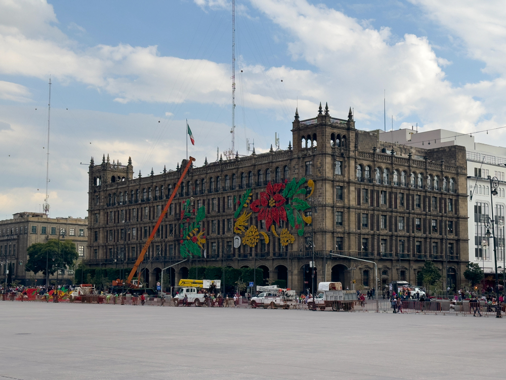 Am Zocalo in CDMX vor der grossen Kathedrale: Hier wird der Weihnachtsschmuck an der Hausfassade angebracht