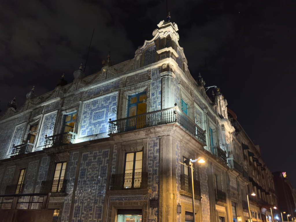 eindrucksvolle Hausfassade im historischen Viertel in CDMX