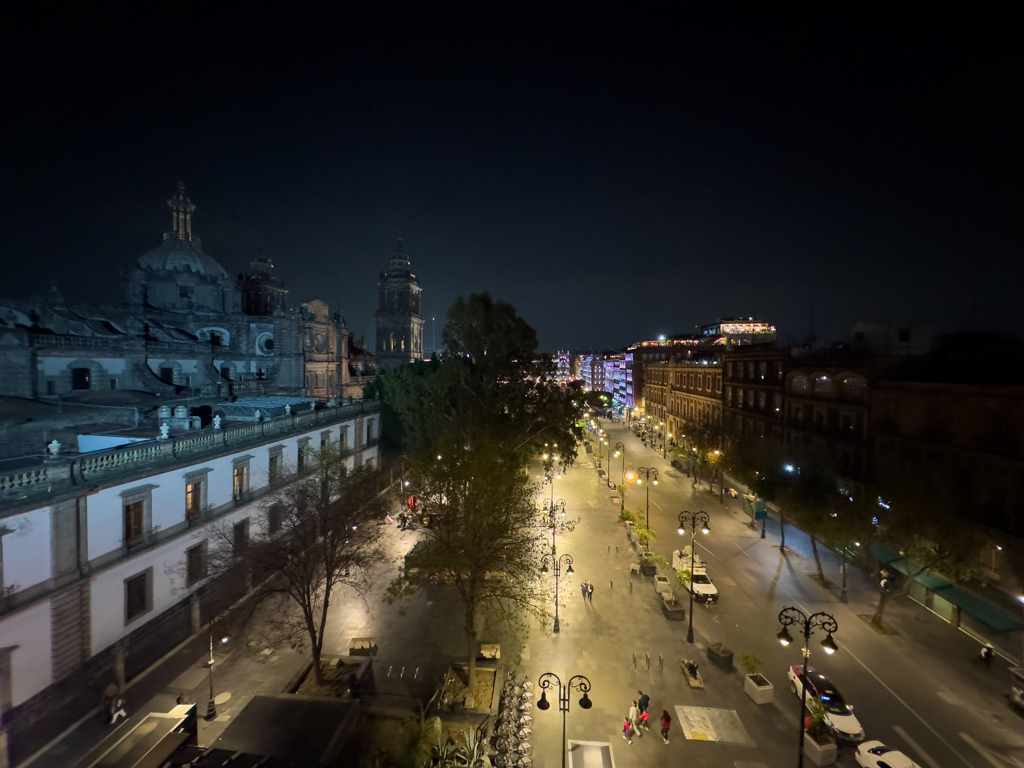 Blick von der Dachterrasse aus auf das nächtliche CDMX