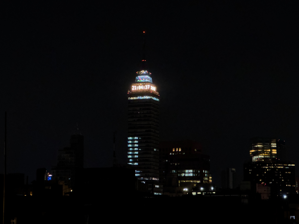 21:04 Blick auf den Torre Latinoamericana von der Dachterrasse aus gesehen