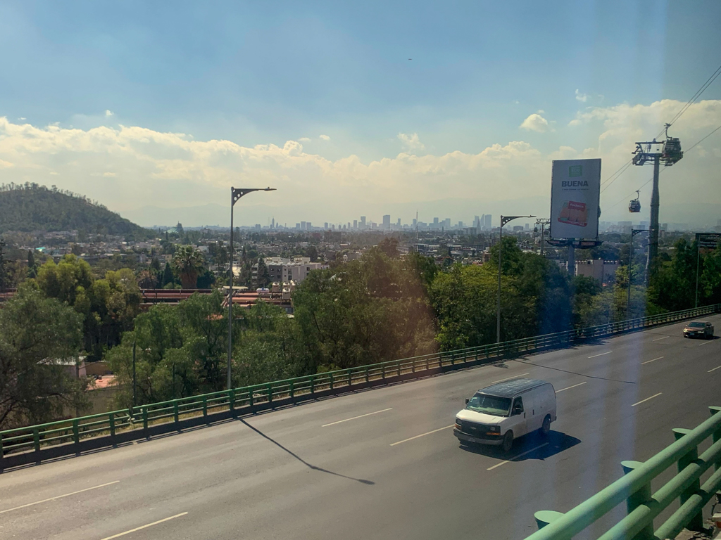 Blick vom Bus aus auf die Megacity: CDMX