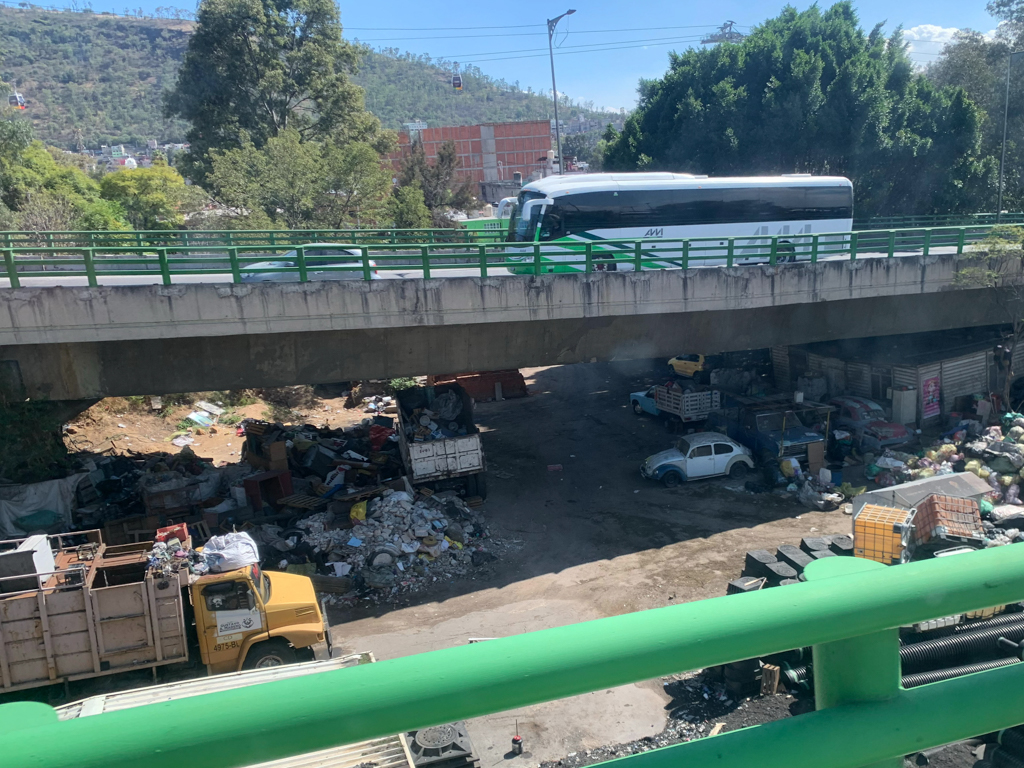 Grossstadt Müll unter einer Autobahnbrücke in CDMX