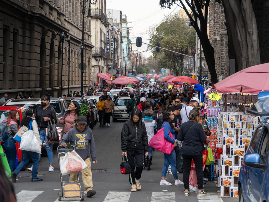 Menschenmassen in einer Strasse im historischen Viertel in CDMX