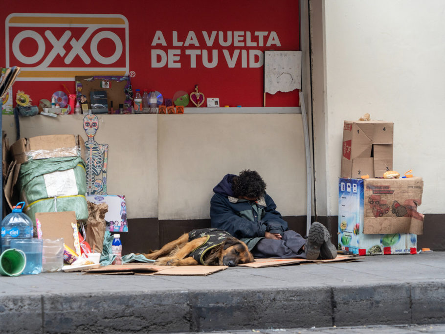 Obdachloser mit Hund in CDMX