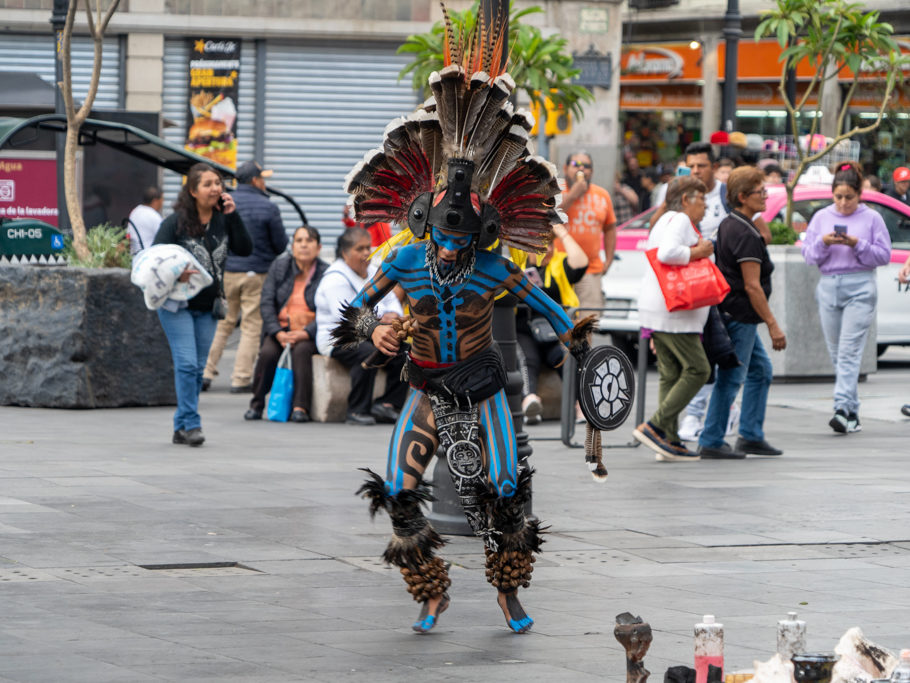 tanzender Schamane zu Trommelmusik am Zocalo vor der grossen Kathedrale in CDMX