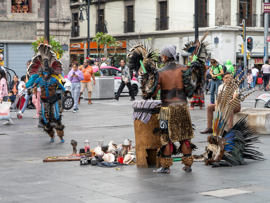 tanzende Schamanen mit Trommelmusik am Zocalo vor der grossen Kathedrale in CDMX