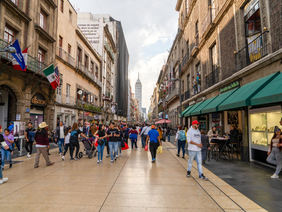 Strassenscene in CDMX mit Blick auf den Torre Latinoamericana