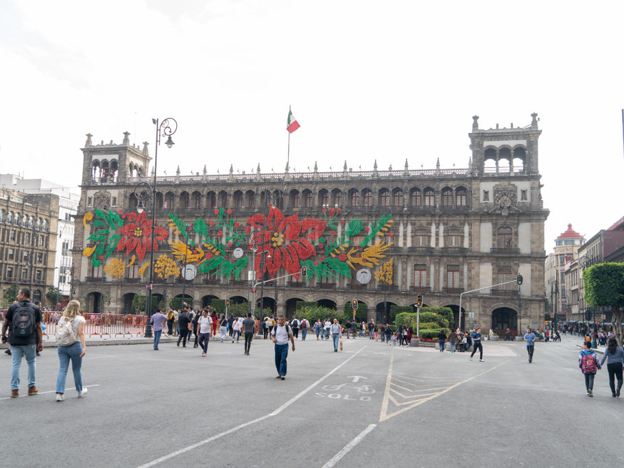 Am Zocalo in CDMX vor der grossen Kathedrale: Hausfassade mit Weihnachtsschmuck