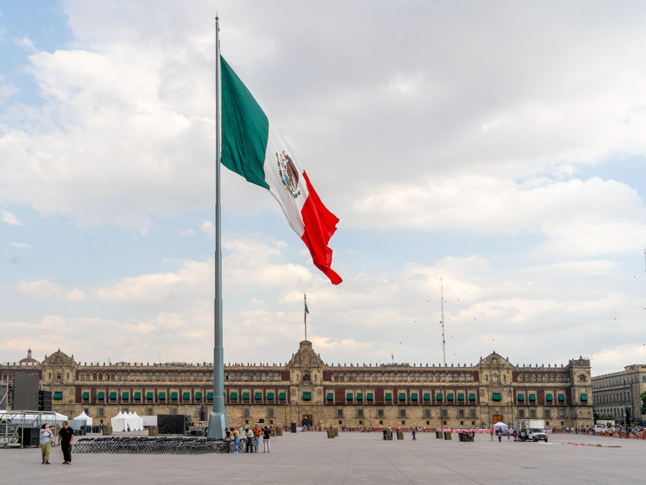 Am Zocalo in CDMX vor der grossen Kathedrale: Die mexikanische Fahne wiegt sich sacht im Wind