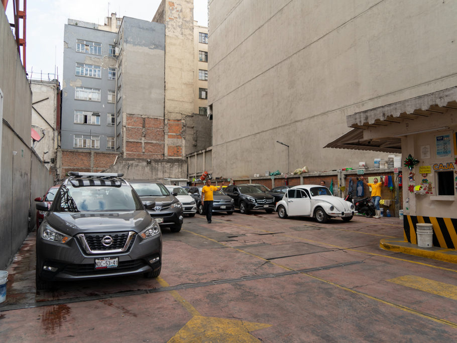 CDMX: Parkplatz mit Autowäsche