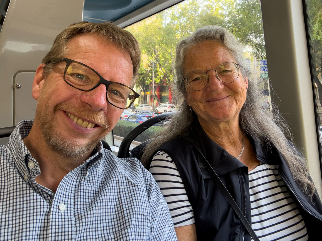 JoMa auf der Busfahrt zum antropholpgischen Museum in CDMX