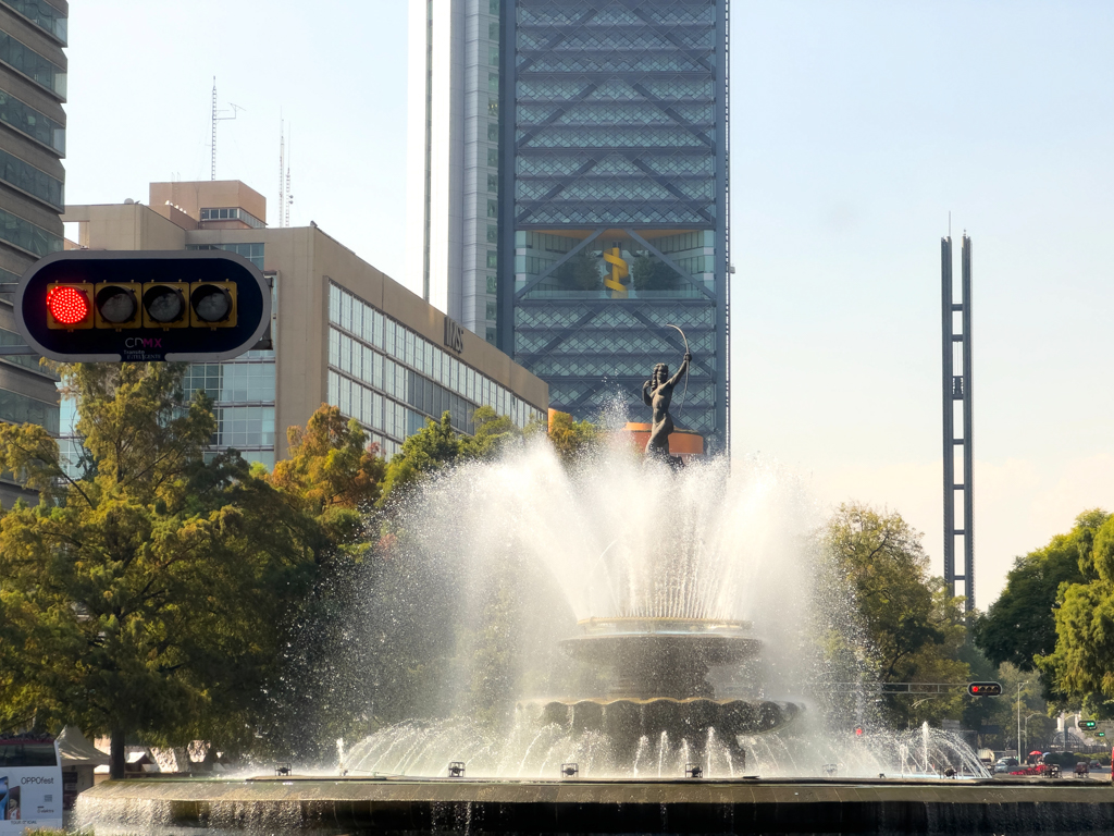 Brunnen im Zentrum auf der Fahrt ins antrophologische Museum in CDMX