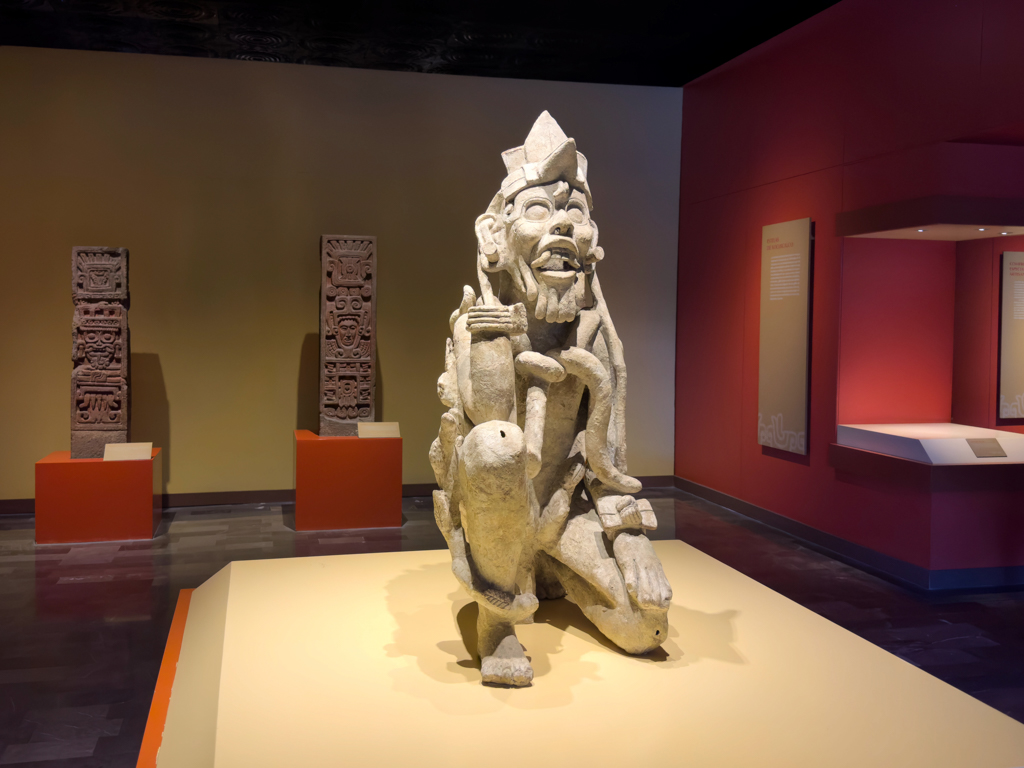 Grosse Steinskulptur eines Kriegers. Ein Ausstellungsstück im anthropologischen Museum in CDMX