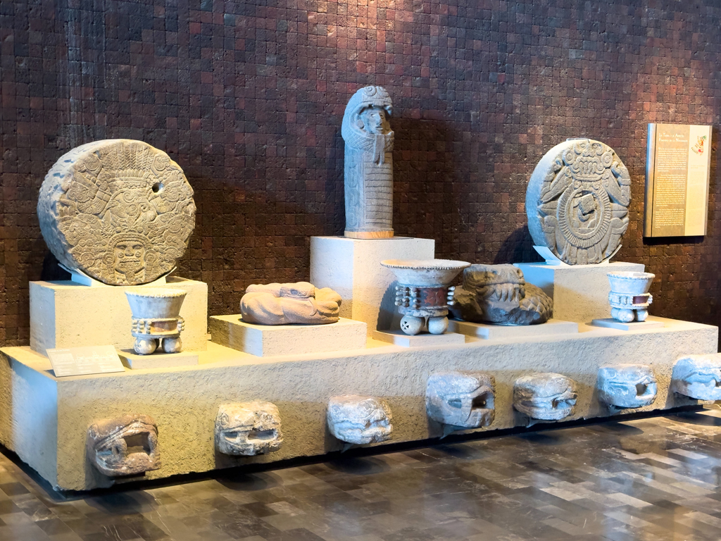 Ausstellungsstücke im anthropologischen Museum in CDMX