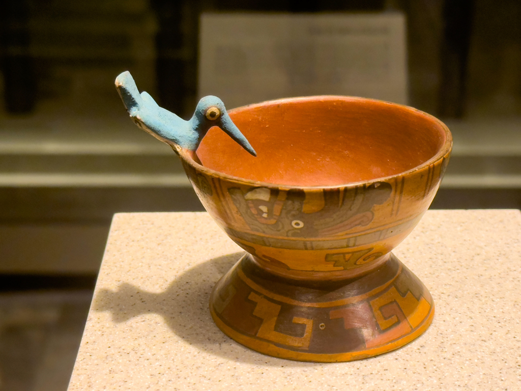 kleiner Kolibri mit seiner Trinkschale aus Ton im anthropologischen Museum in CDMX