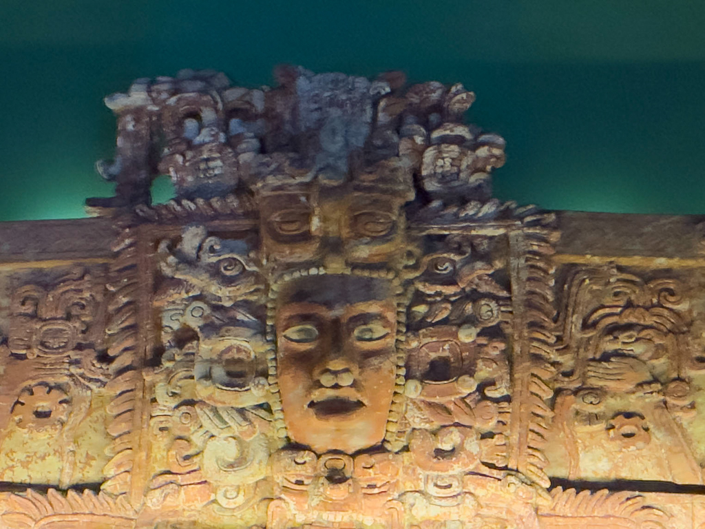 Ausschnitt eines Wandreliefs im anthropologischen Museum in CDMX