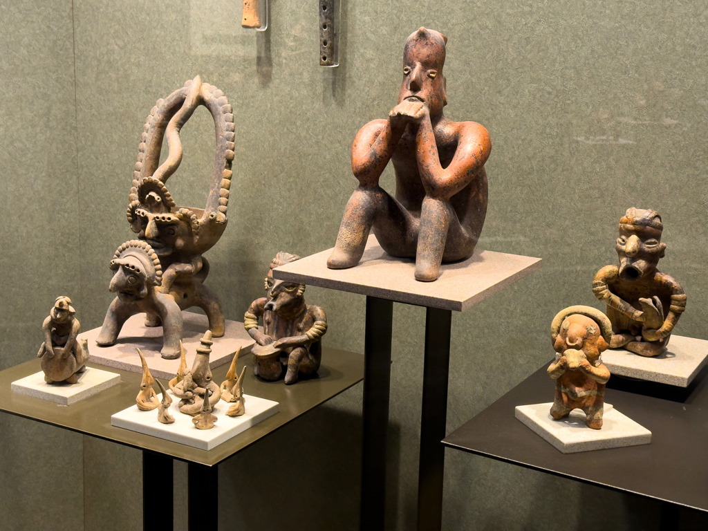 Ausstellungsstücke im anthropologischen Museum in CDMX