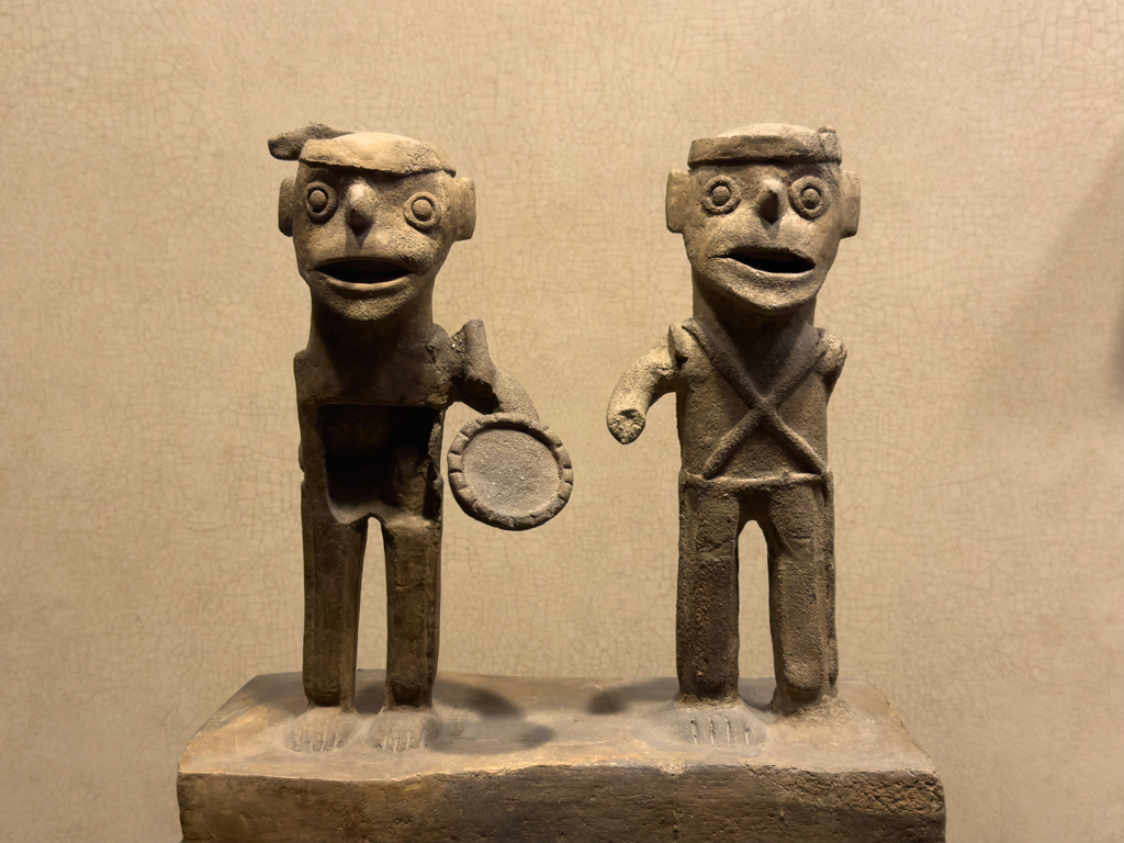 Ausstellungsstücke im anthropologischen Museum in CDMX