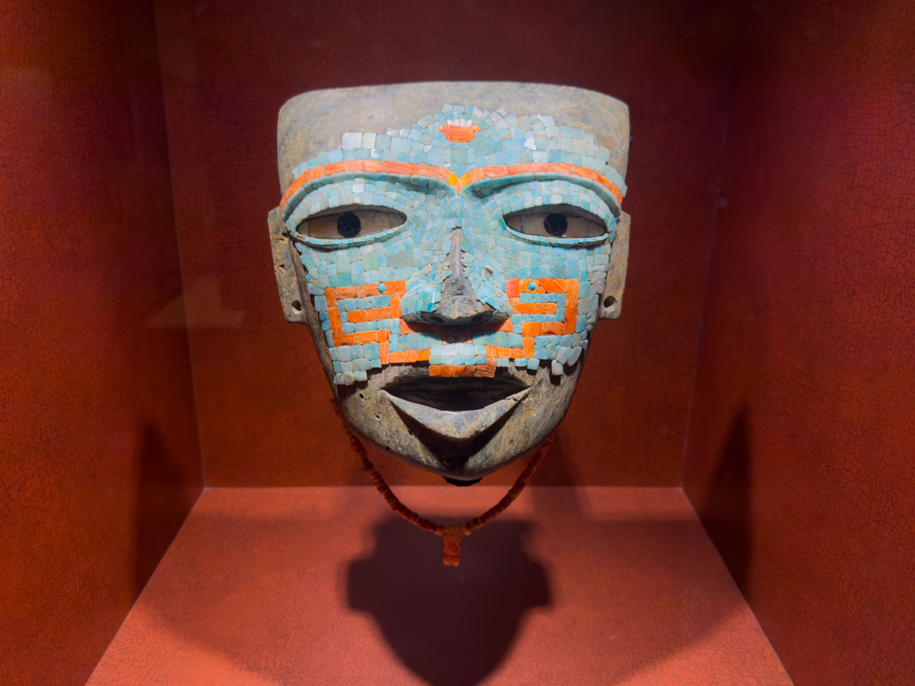 Ausstellungsstücke im anthropologischen Museum in CDMX