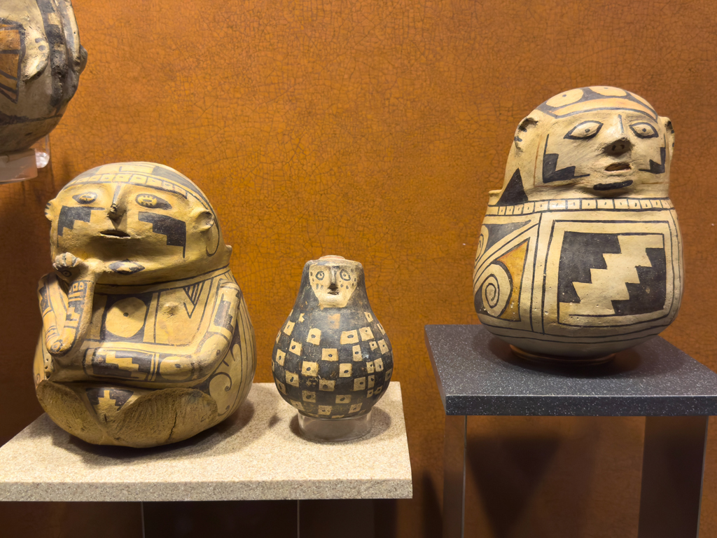 Ausstellungsstücke im anthropologischen Museum in CDMX