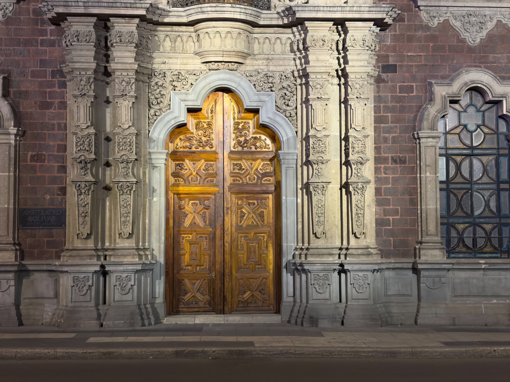 Aufwendige Holztüre hier in CDMX im historischen Viertel