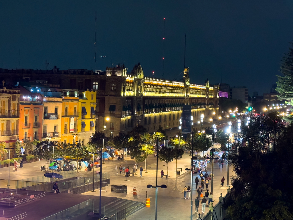 Blick von der Dachterrasse auf das nächtliche CDMX