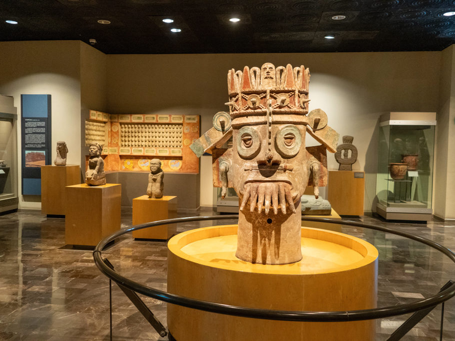 Grosser Ton Skulptur im anthropologischen Museum in CDMX