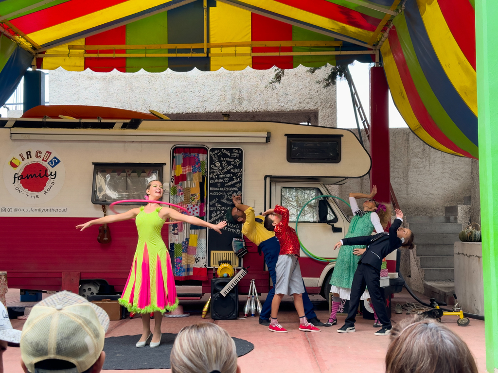 Darbietung der Circus Family on the road bei Omar auf der Rancho Vijero